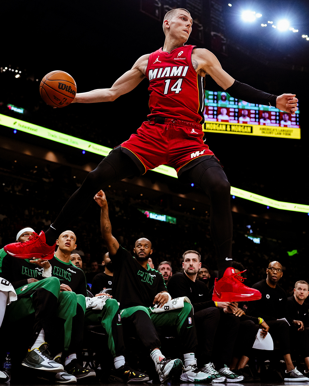 澳客网页版-包含热火防守稳固全面战胜尼克斯队员表现出色的词条