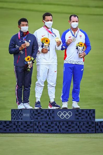 澳客官方-汉堡队艰难取胜,顽强拼搏取得比赛胜利