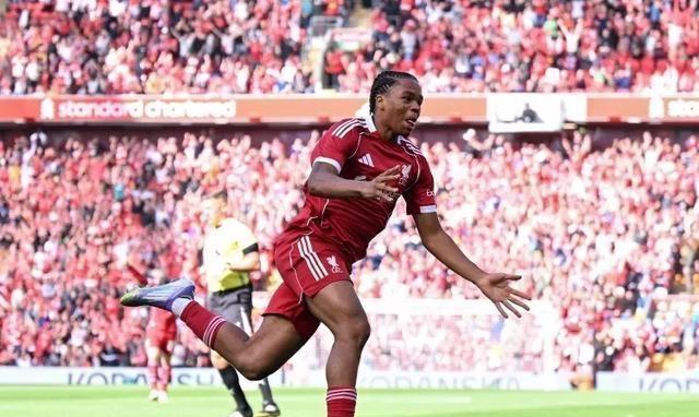 足球场上再现惊险一幕,国内顶尖球队激战呈现