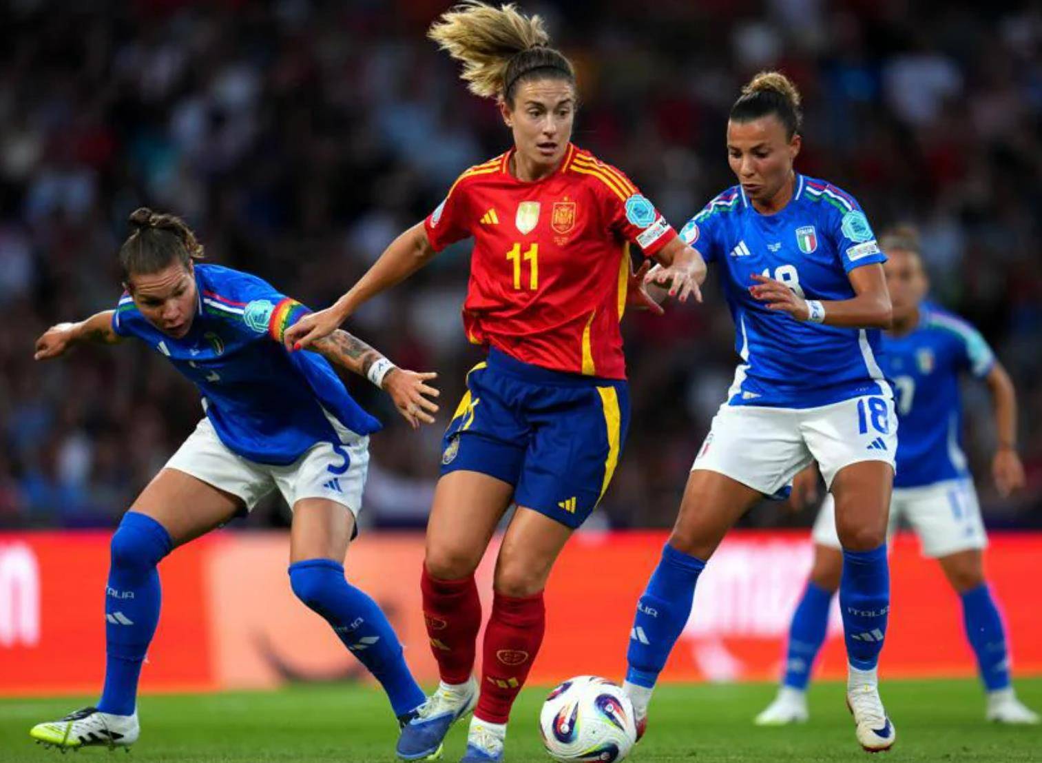 意大利女足团队实力强劲,获得冠军