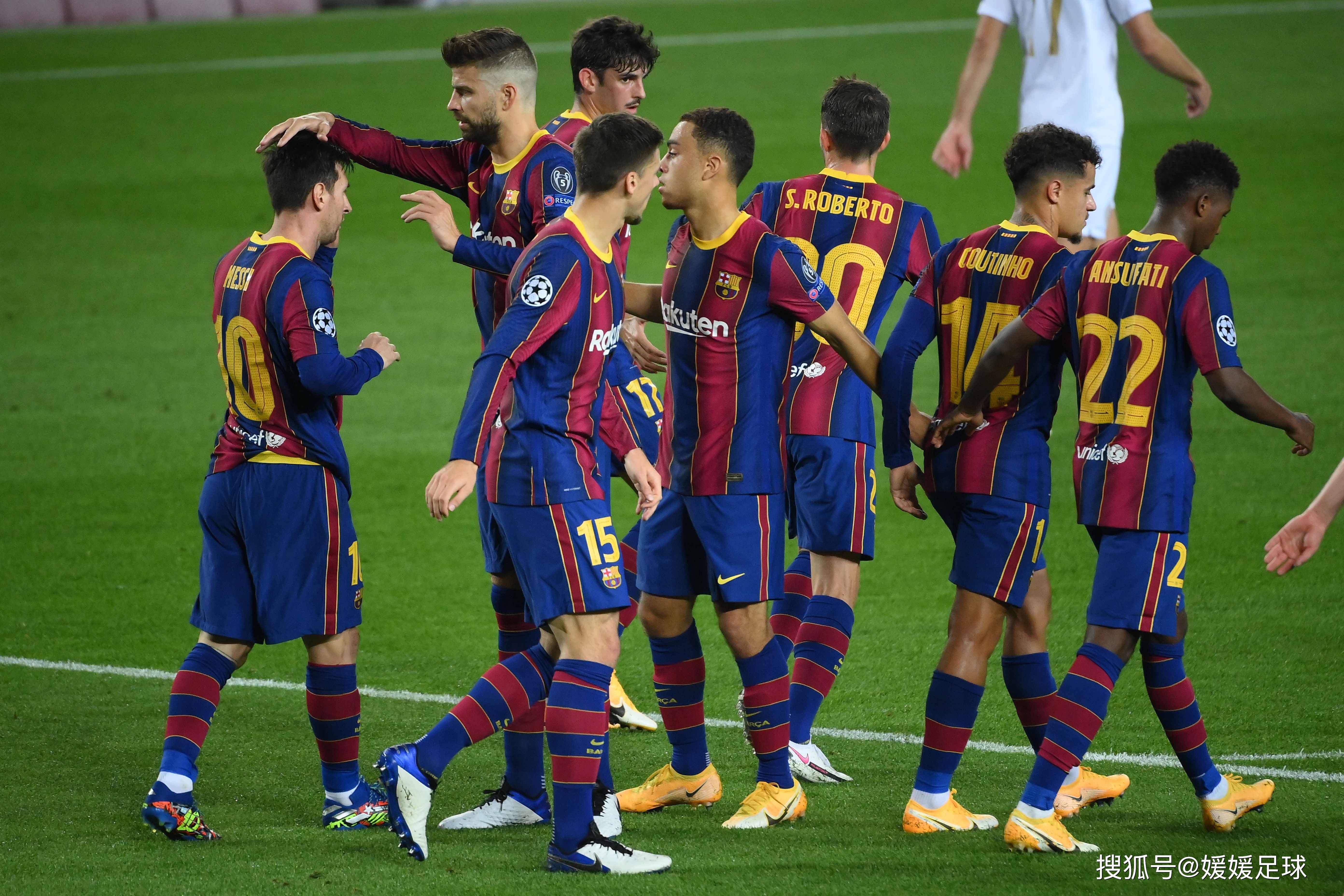 澳客网址-足球战况激烈,球员展现出色技艺