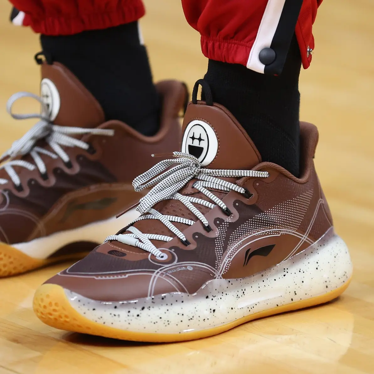 包含拥有球鞋合同的球星再度领衔特大单场得分的词条