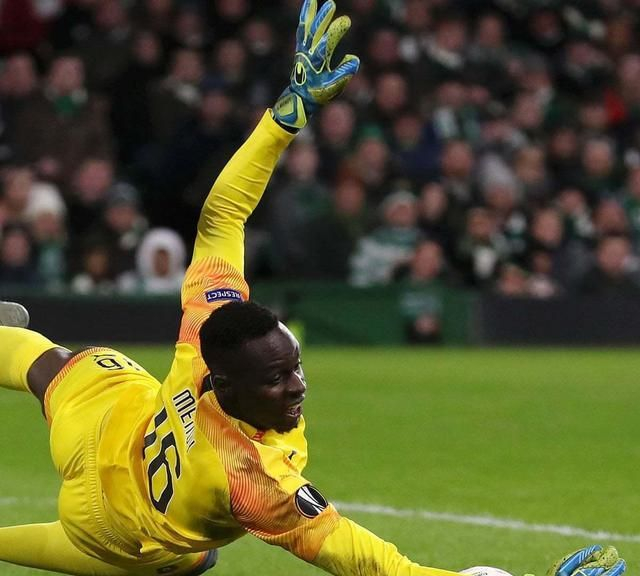 澳客网站-门线前倒地,守门员暴露破绽致败